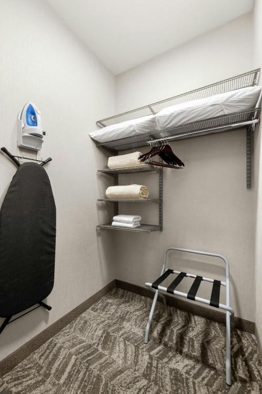 Palanda nebo palandy na pokoji v ubytování SpringHill Suites by Marriott Kanab