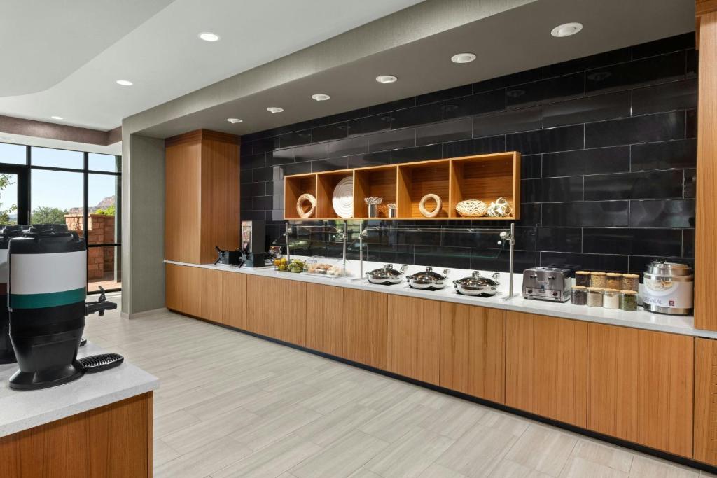 Příslušenství pro přípravu čaje a kávy v ubytování SpringHill Suites by Marriott Kanab