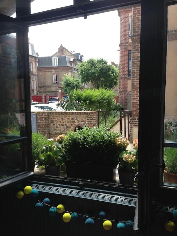 une fenêtre ouverte avec des œufs de l'est sur un rebord de fenêtre dans l'établissement L'appartement de L'Homme de Bois, à Honfleur