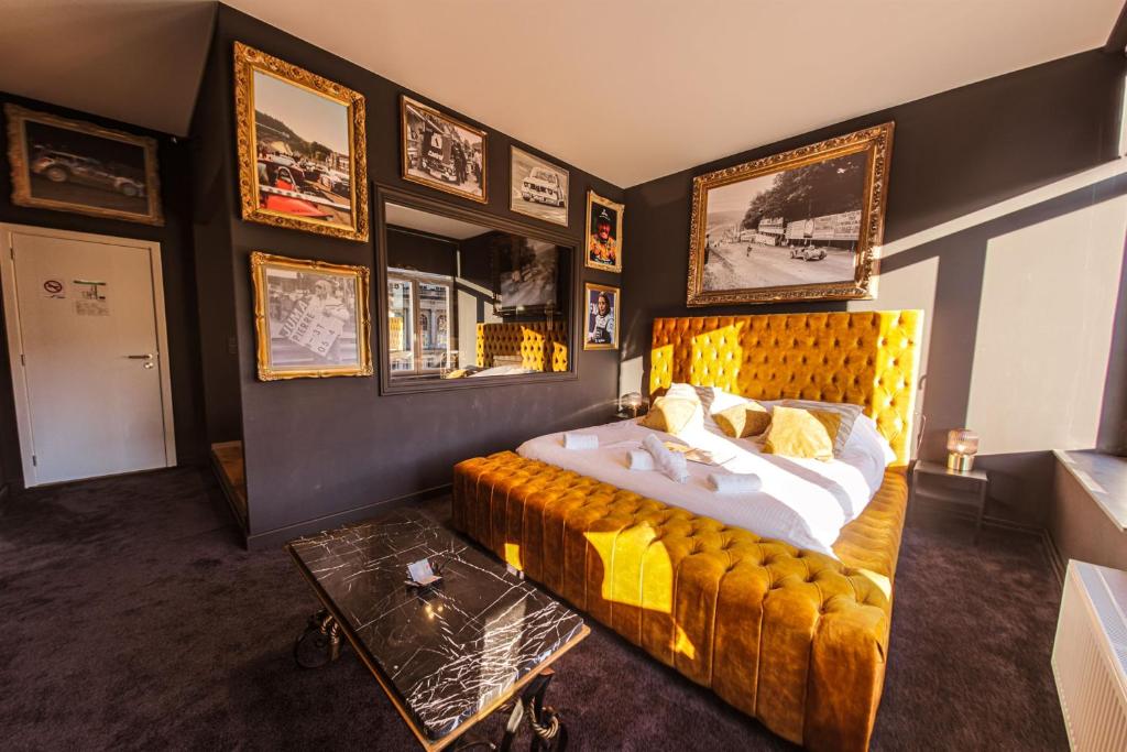 Postel nebo postele na pokoji v ubytování Hôtel Palmarès