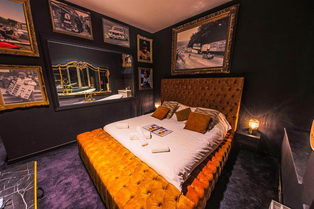Postel nebo postele na pokoji v ubytování Hôtel Palmarès