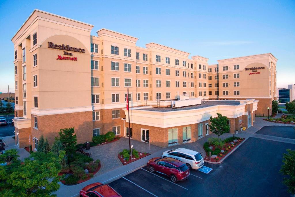 ヴォーンにあるResidence Inn by Marriott Toronto Vaughanの駐車場に駐車したホテルの空中ビュー