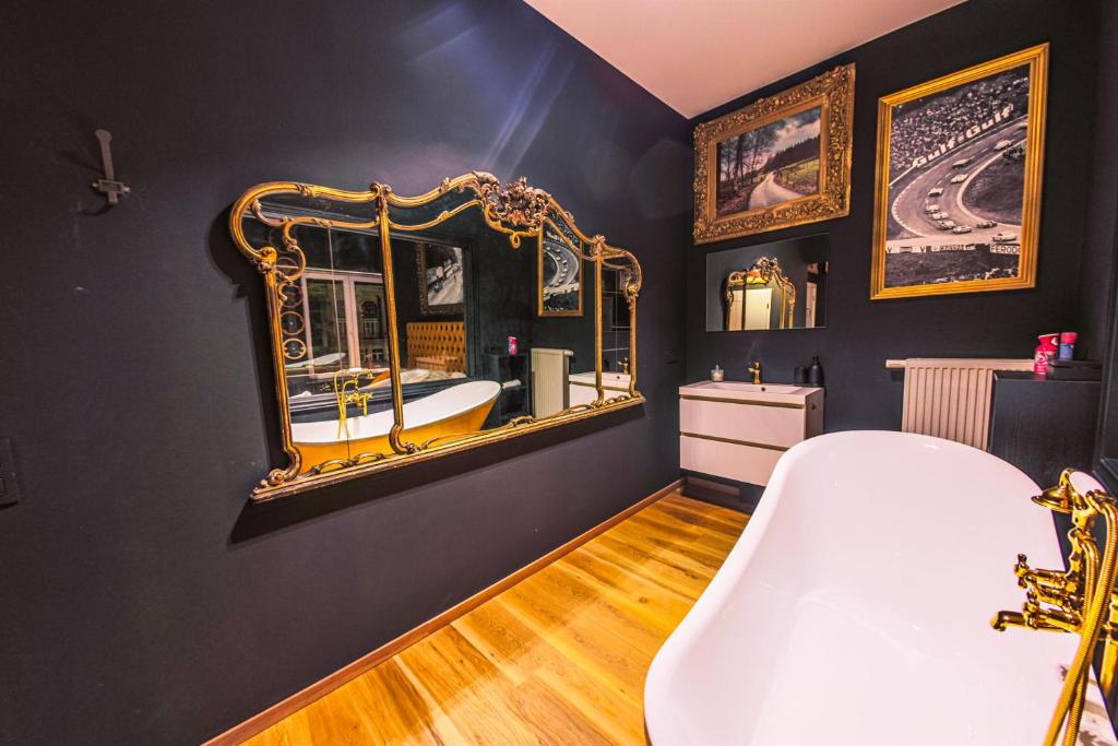 Postel nebo postele na pokoji v ubytování Hôtel Palmarès