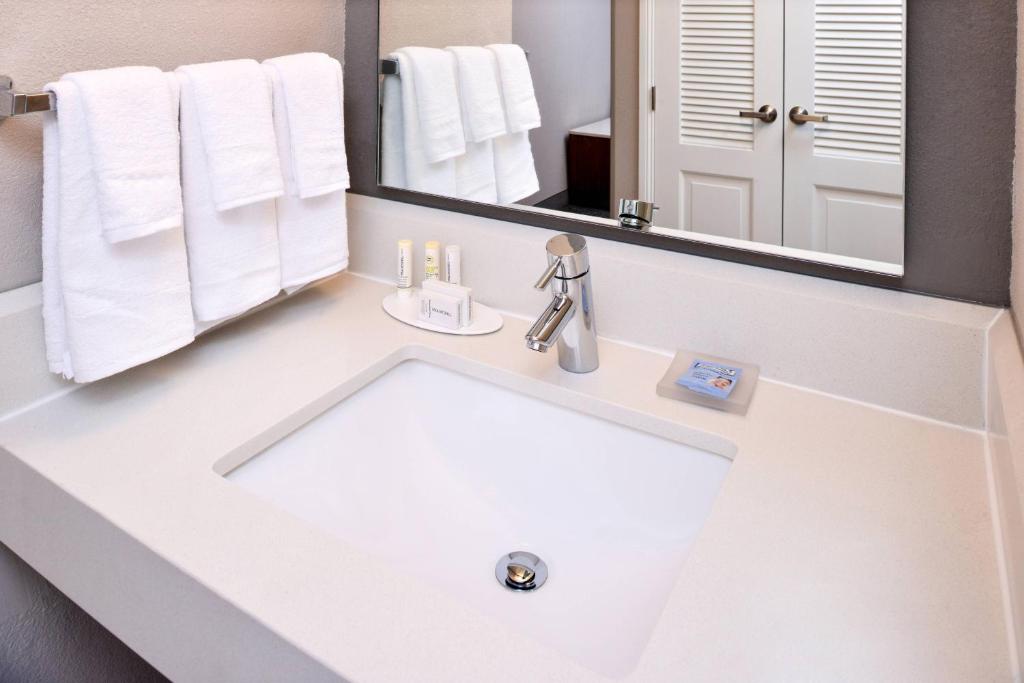 Country Inn & Suites by Radisson, Brown Deer - Milwaukee North photo