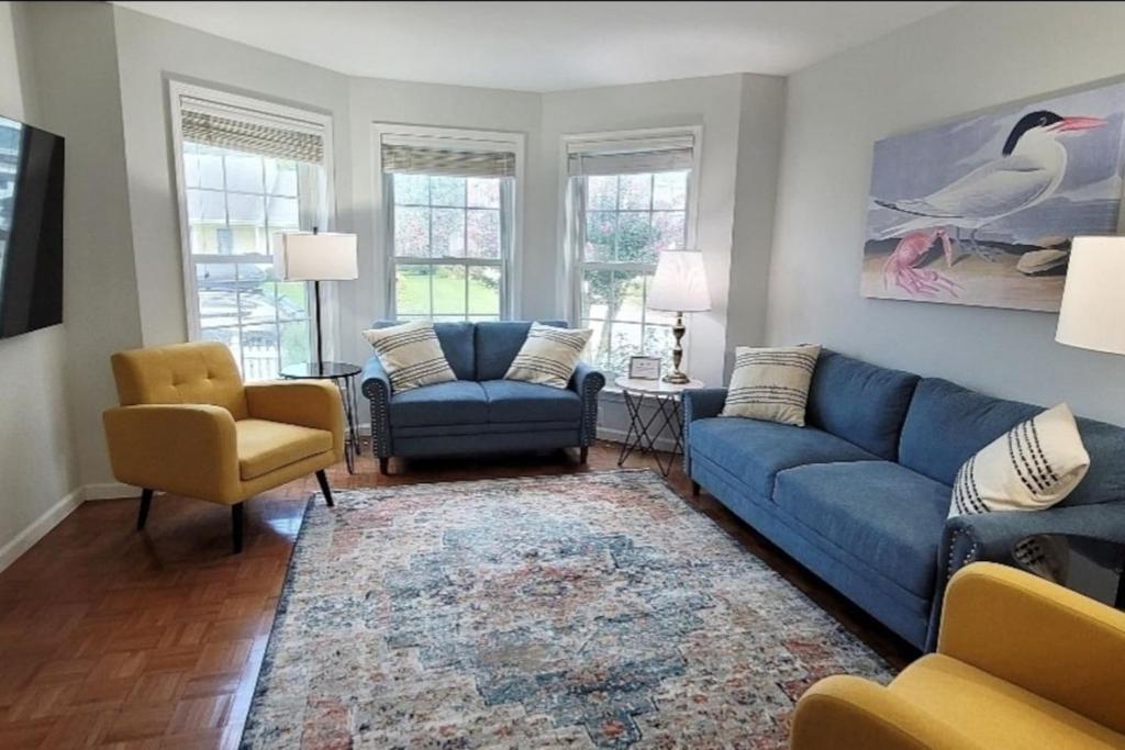 Χώρος καθιστικού στο Tranquil Gardens Cape May Private Beach Steps Away