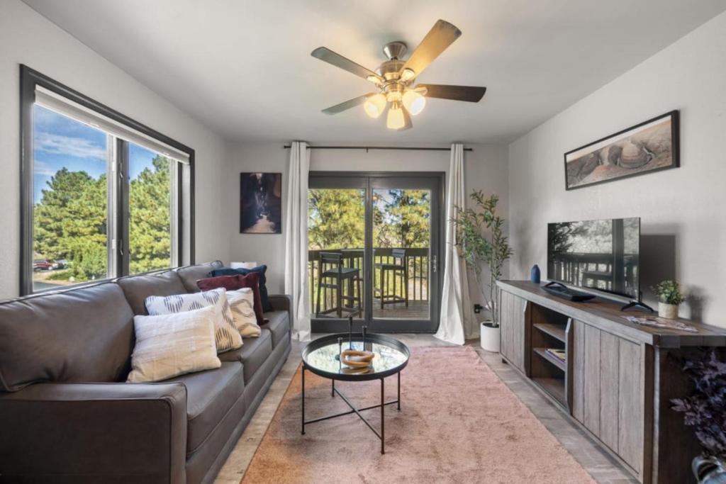 Et opholdsområde på Serene Flagstaff home with tranquil Mountain Views