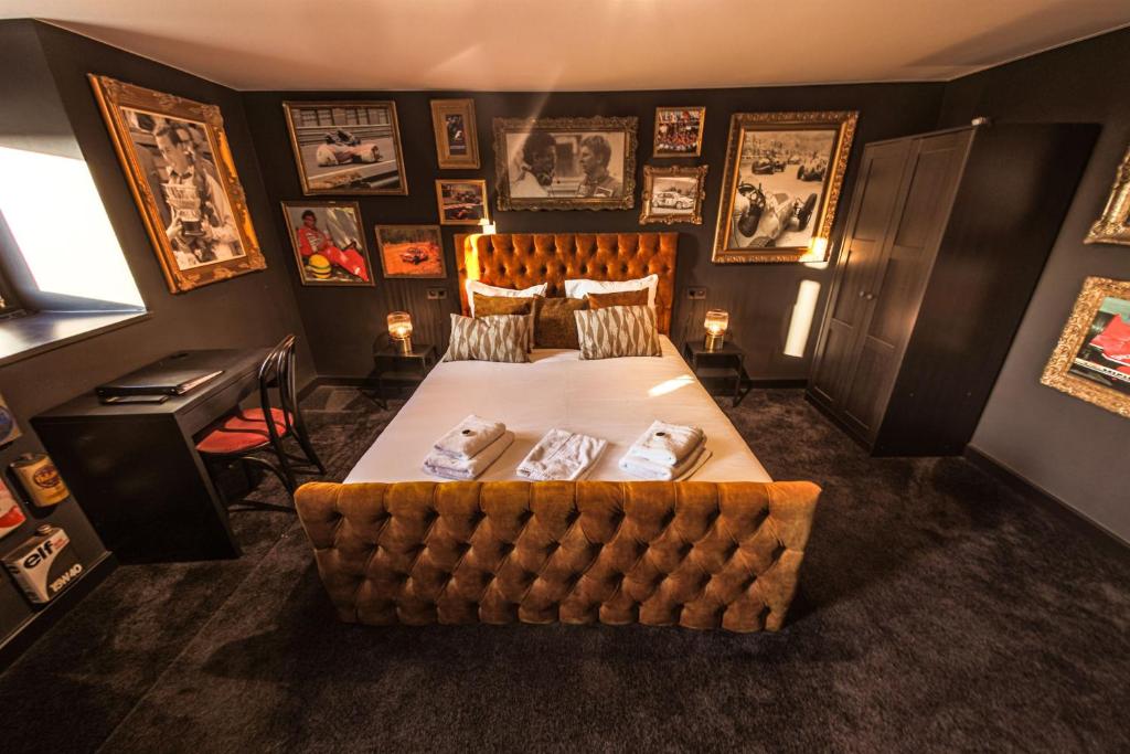 Postel nebo postele na pokoji v ubytování Hôtel Palmarès