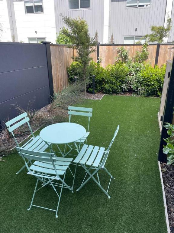 基督城Lovely Mohua Sanctuary的两把椅子和一张桌子以及一张桌子和椅子