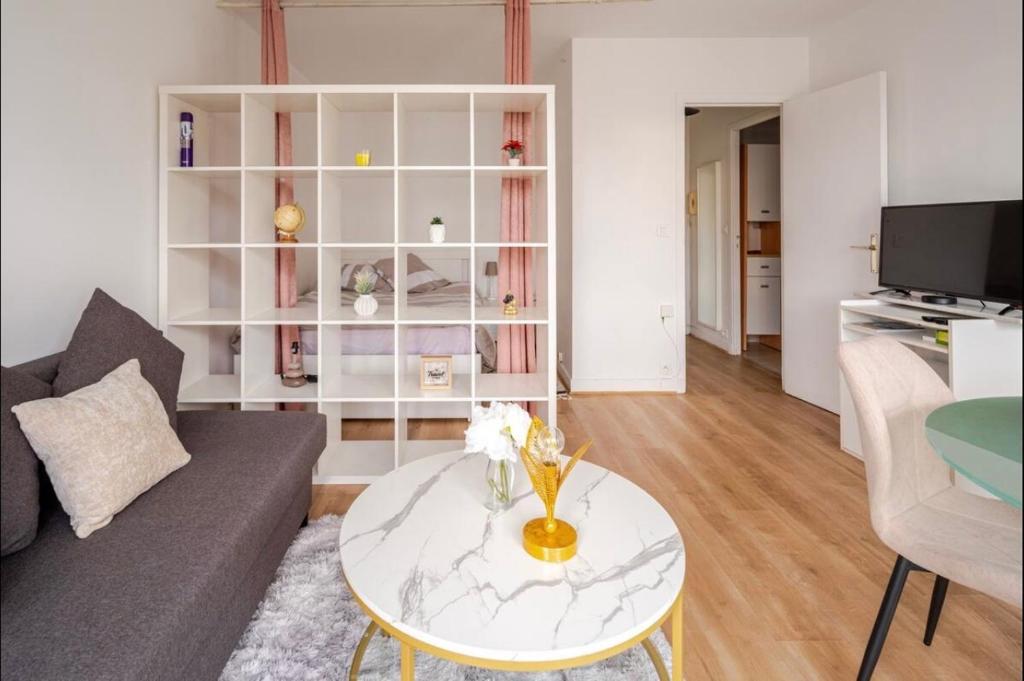 un salon avec un canapé et une table dans l'établissement Hermoso apartamento a 10 minutos De la Torre Eiffel, à Paris