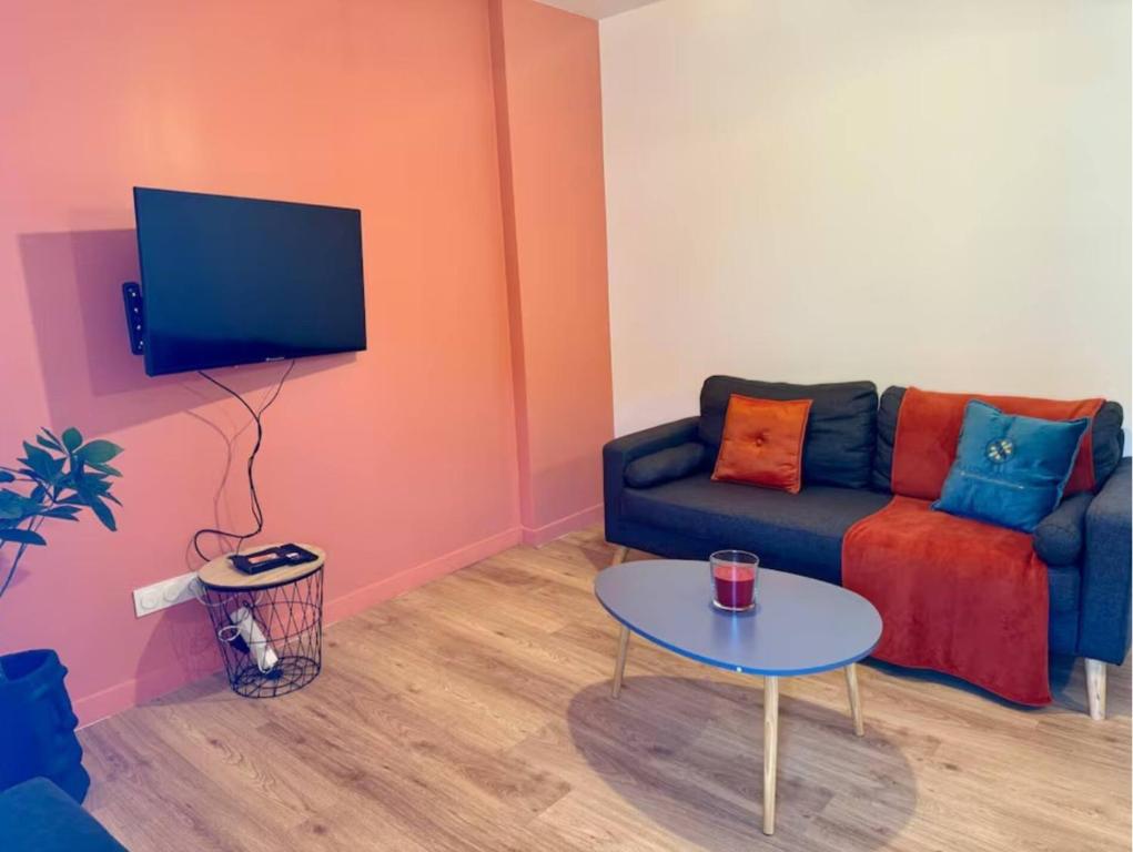 un salon avec un canapé et une table dans l'établissement Au cœur du village confortable, à Soucieu-en-Jarrest