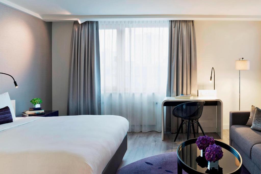 Postel nebo postele na pokoji v ubytování Renaissance Vienna Schönbrunn Hotel