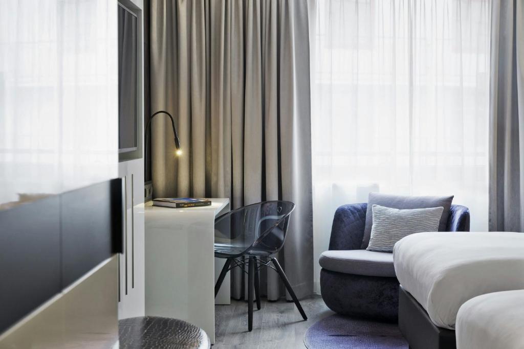 Postel nebo postele na pokoji v ubytování Renaissance Vienna Schönbrunn Hotel