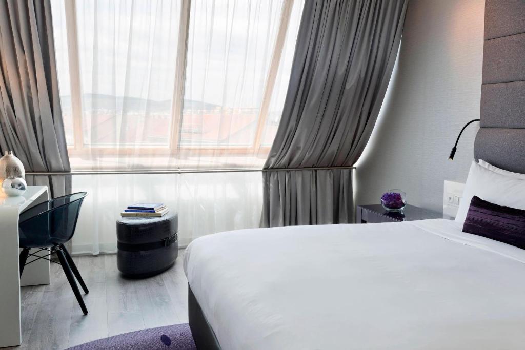 Postel nebo postele na pokoji v ubytování Renaissance Vienna Schönbrunn Hotel
