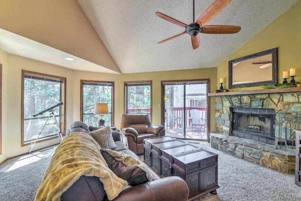 Χώρος καθιστικού στο Wooded Retreat with Deck 4 Mi to Downtown Flagstaff