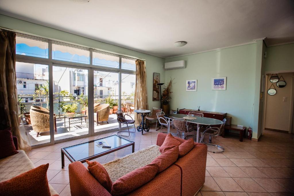 The Spacious Balcony Apartment - Just 2 Metro Stops to Acropolis