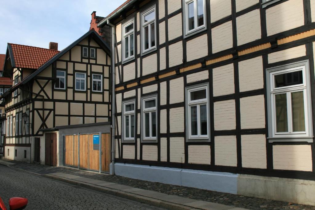 ヴェルニゲローデにあるApartments Altstadtoaseの通り側の二棟の建物