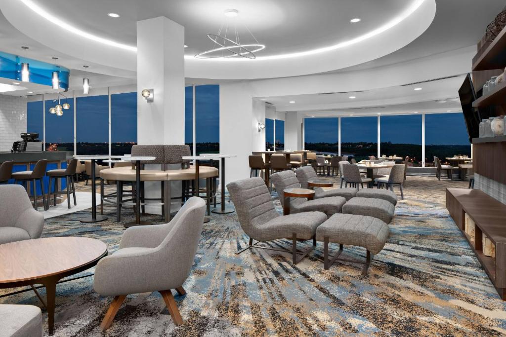 Courtyard by Marriott Edmonton Downtown - Resim 1