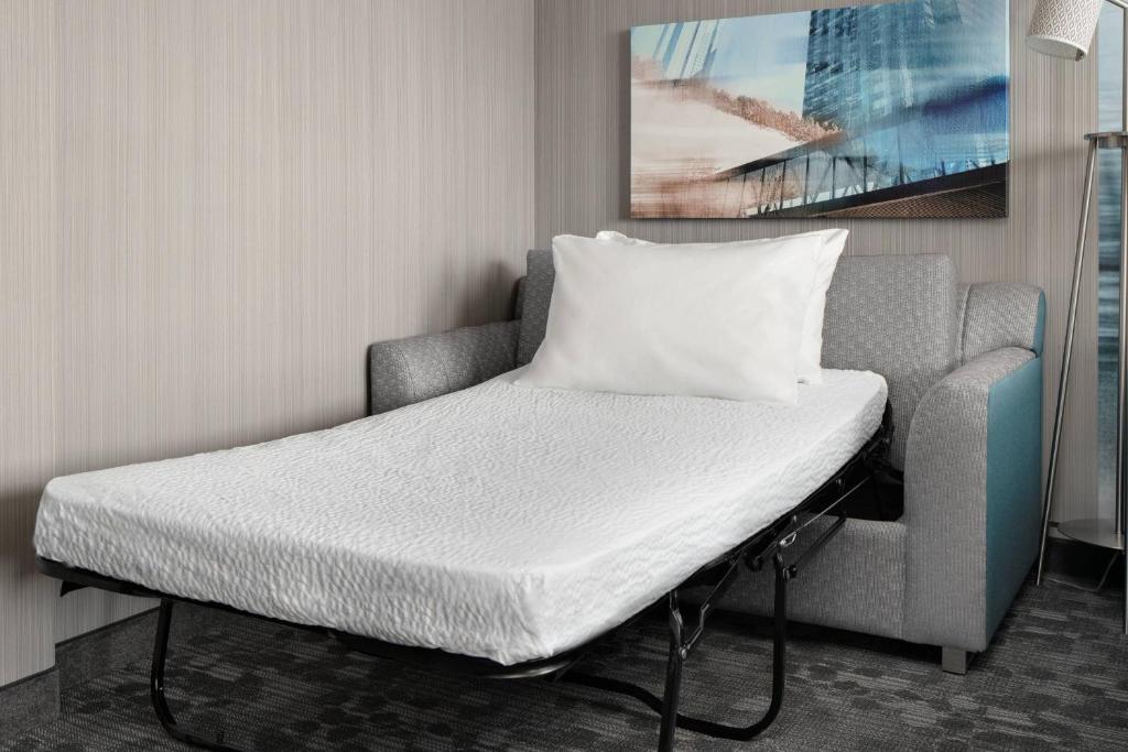 Postel nebo postele na pokoji v ubytování Courtyard by Marriott Edmonton Downtown