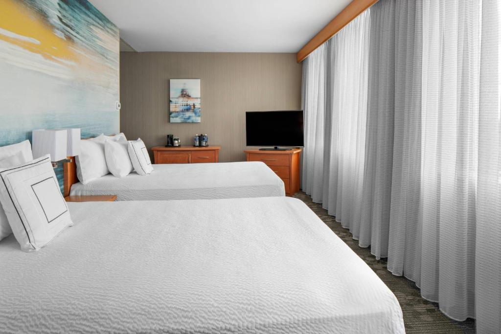 Postel nebo postele na pokoji v ubytování Courtyard by Marriott Edmonton Downtown