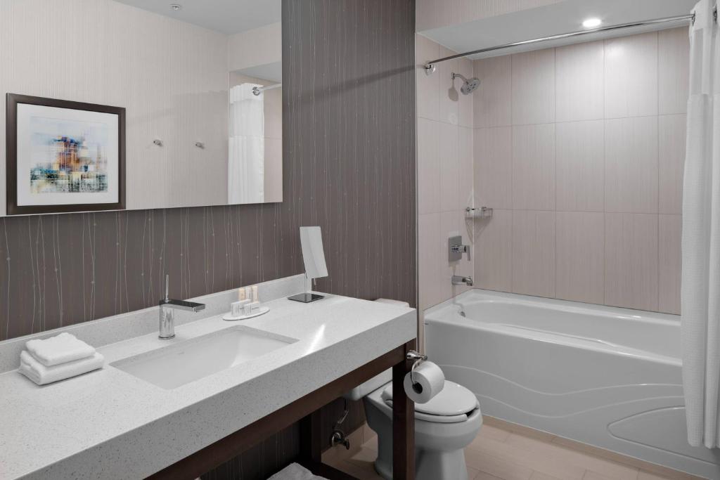 Courtyard by Marriott Edmonton Downtown - Resim 3