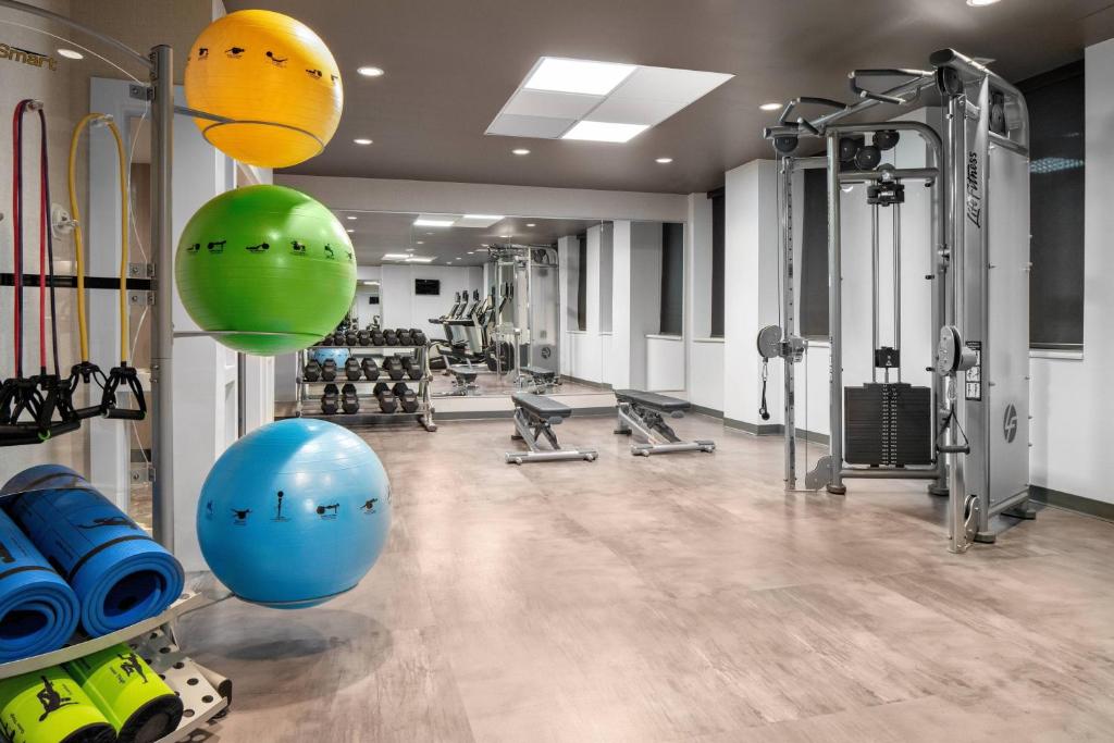 Fitness centrum a/nebo fitness zařízení v ubytování Courtyard by Marriott Edmonton Downtown