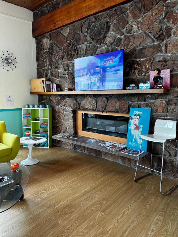 TV a/nebo společenská místnost v ubytování Atomic Motel