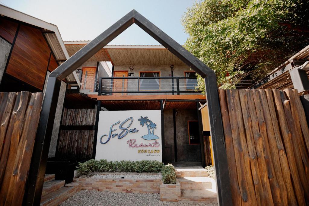 ein Haus mit einem Tor davor in der Unterkunft Fan Sea Resort Kohlarn in Ko Larn