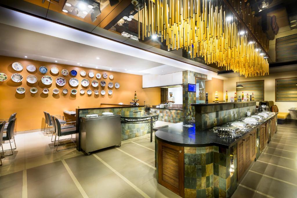 Restaurace v ubytování Regency Sameera Vellore by GRT Hotels