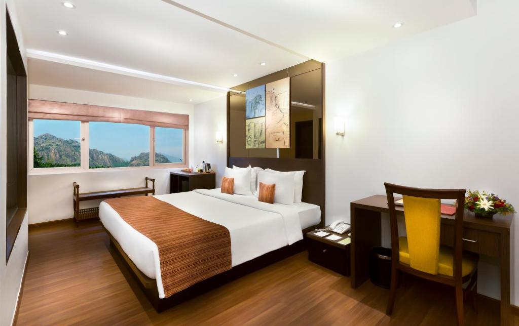 Postel nebo postele na pokoji v ubytování Regency Sameera Vellore by GRT Hotels
