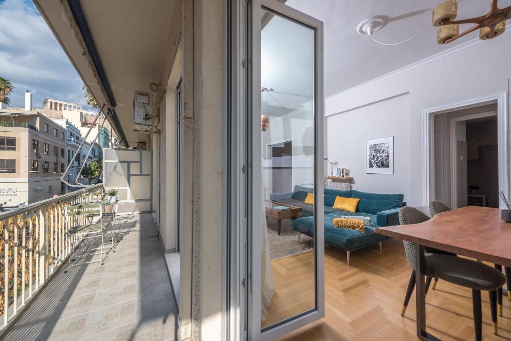 Rõdu või terrass majutusasutuses Spacious 2BDs Apt With Acropolis View In Center