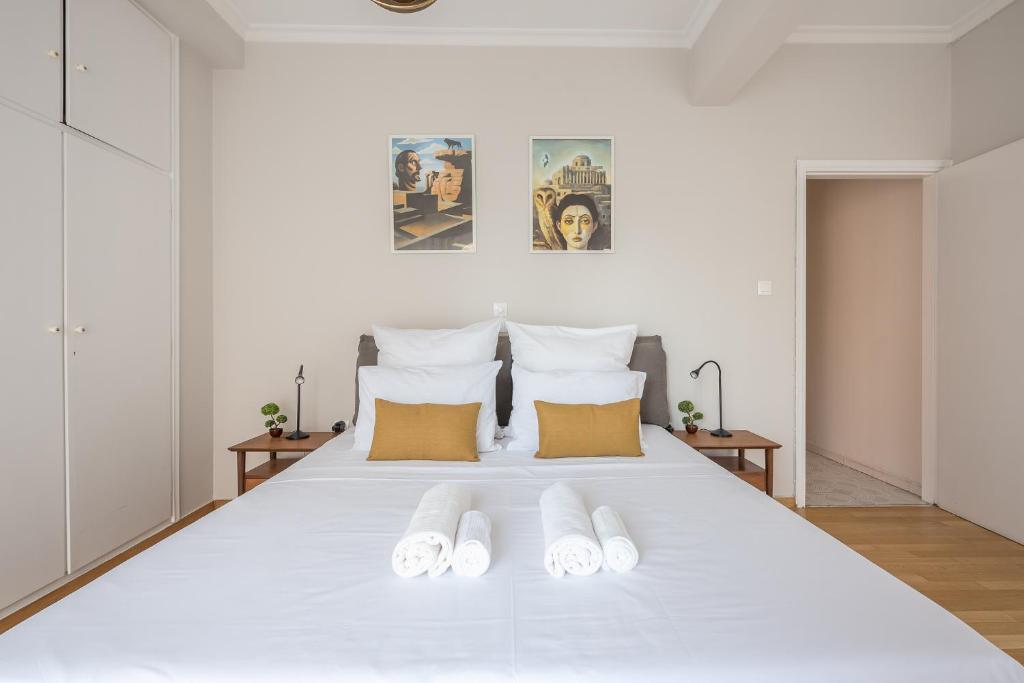 Voodi või voodid majutusasutuse Spacious 2BDs Apt With Acropolis View In Center toas