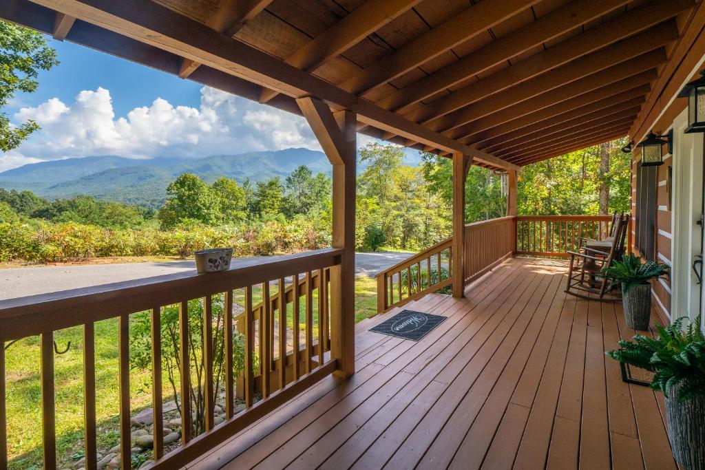 ガトリンバーグにあるMountain Haven Cabinの山々の景色を望むウッドデッキ