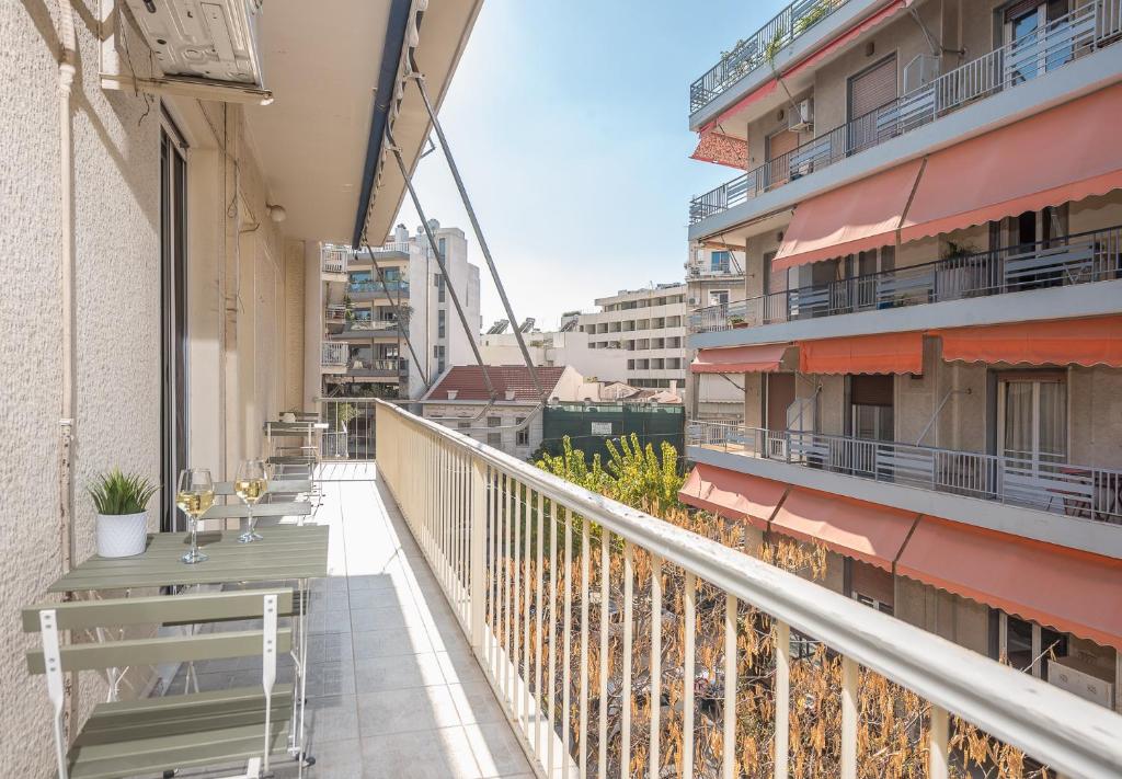 Rõdu või terrass majutusasutuses Spacious 2BDs Apt With Acropolis View In Center