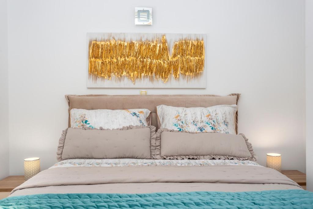Łóżko lub łóżka w pokoju w obiekcie Apartment Njivice 5295b