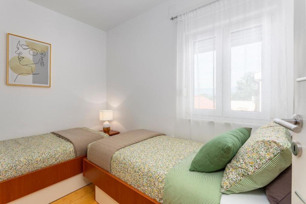 Posteľ alebo postele v izbe v ubytovaní Apartments by the sea Njivice, Krk - 5295