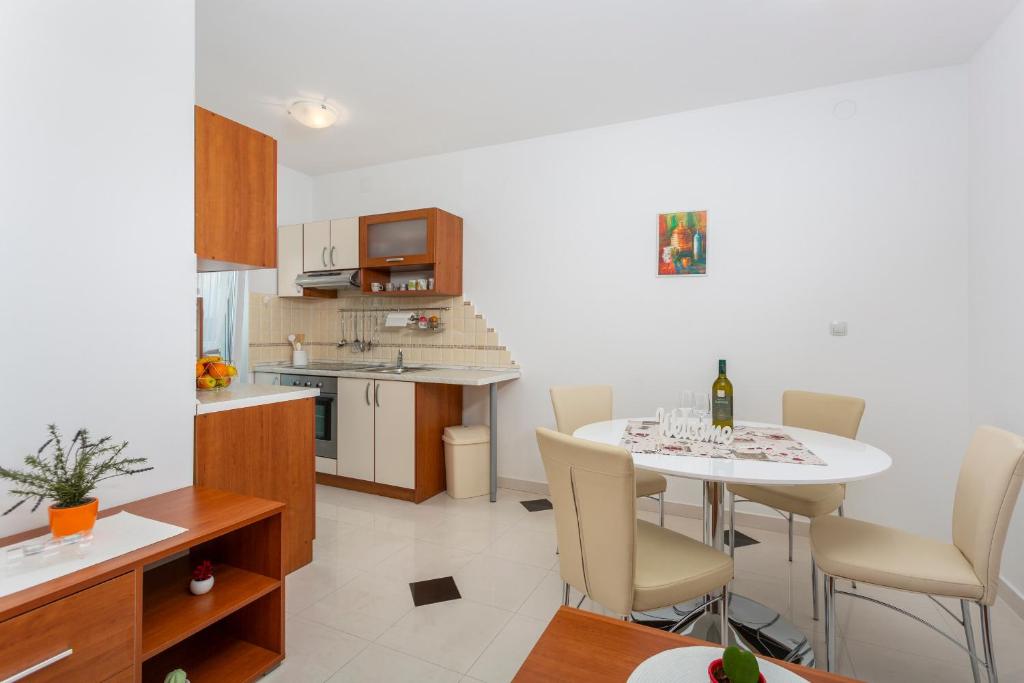 Kuchyňa alebo kuchynka v ubytovaní Apartments by the sea Njivice, Krk - 5295