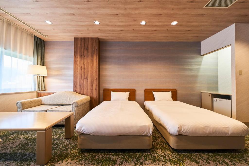 Postel nebo postele na pokoji v ubytování Katsuyama New Hotel