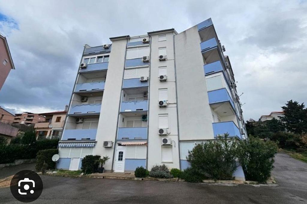 Apartments with WiFi Crikvenica - 23654
