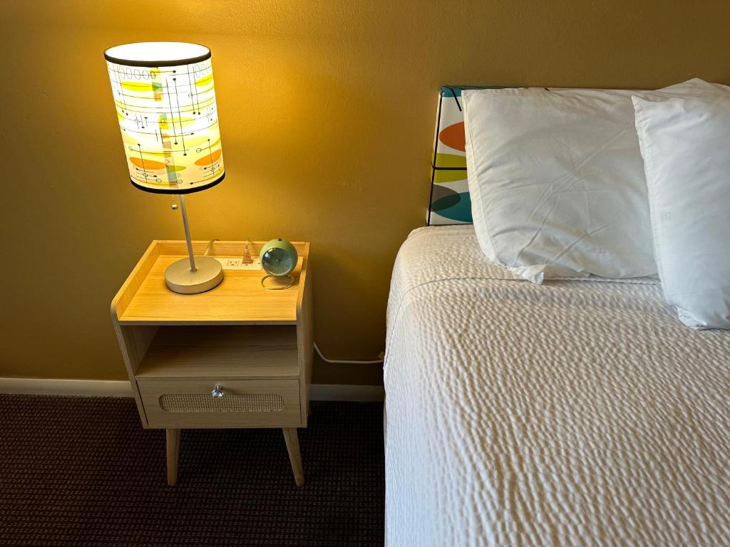 Postel nebo postele na pokoji v ubytování Atomic Motel