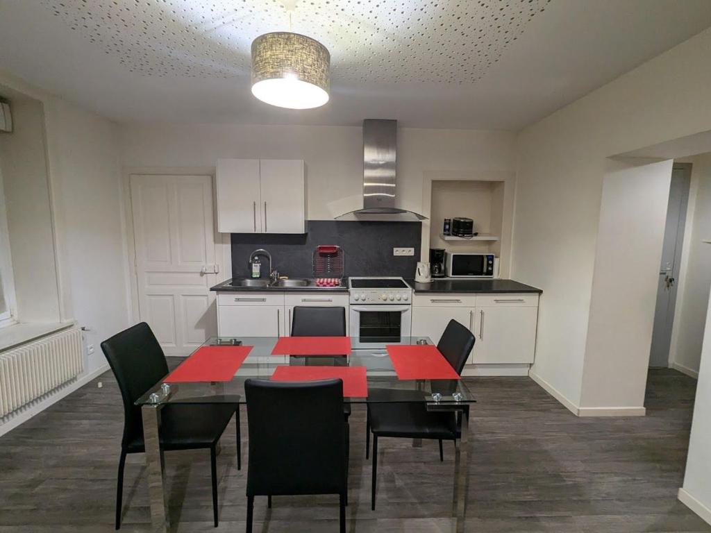 - une cuisine avec une table à manger et des chaises dans l'établissement Appartement Rénové, Proche Centre-Ville Épinal, 2 Chambres, Confort, WiFi, Parking - FR-1-589-54, à Épinal