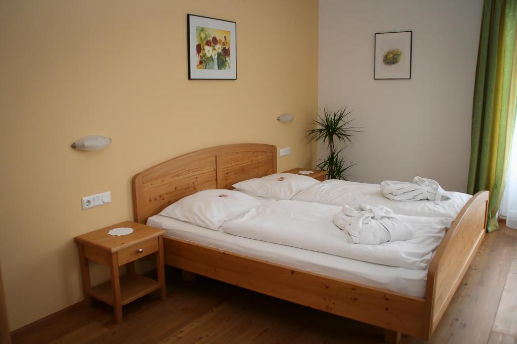 Postel nebo postele na pokoji v ubytování Gäste- und Vitalhaus Sauer
