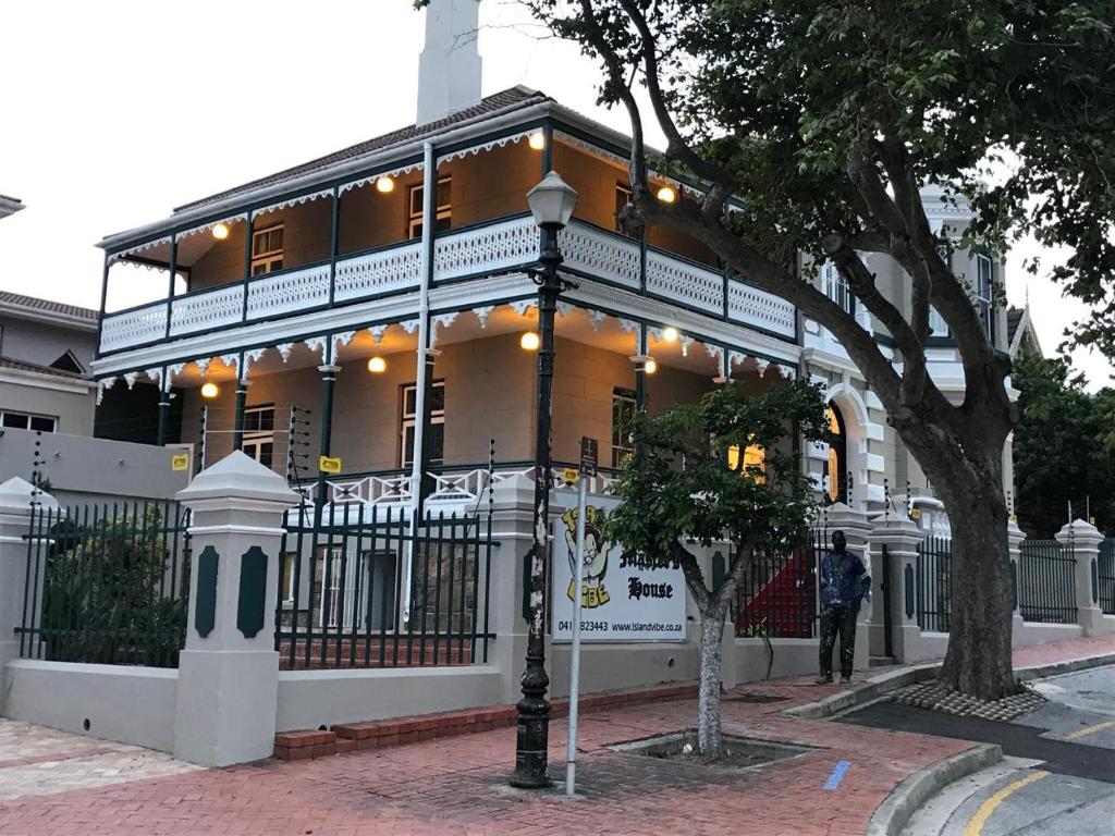 un edificio con un poste de luz delante en Harbour Masters House, en Gqeberha