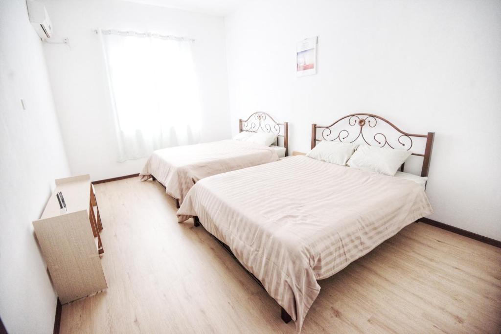 Postel nebo postele na pokoji v ubytování Homestay Miri Four Bedroom 17pax