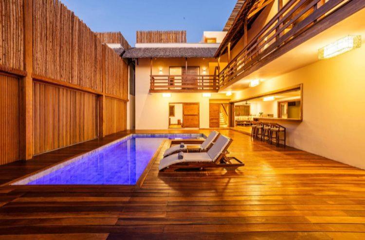 una piscina nel mezzo di una casa di Villa Swabrina e Villa Shamsa - Grupo Messina a Jericoacoara