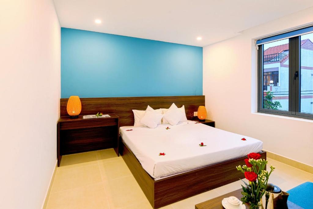 Postel nebo postele na pokoji v ubytování Hoi An Dream City Hotel