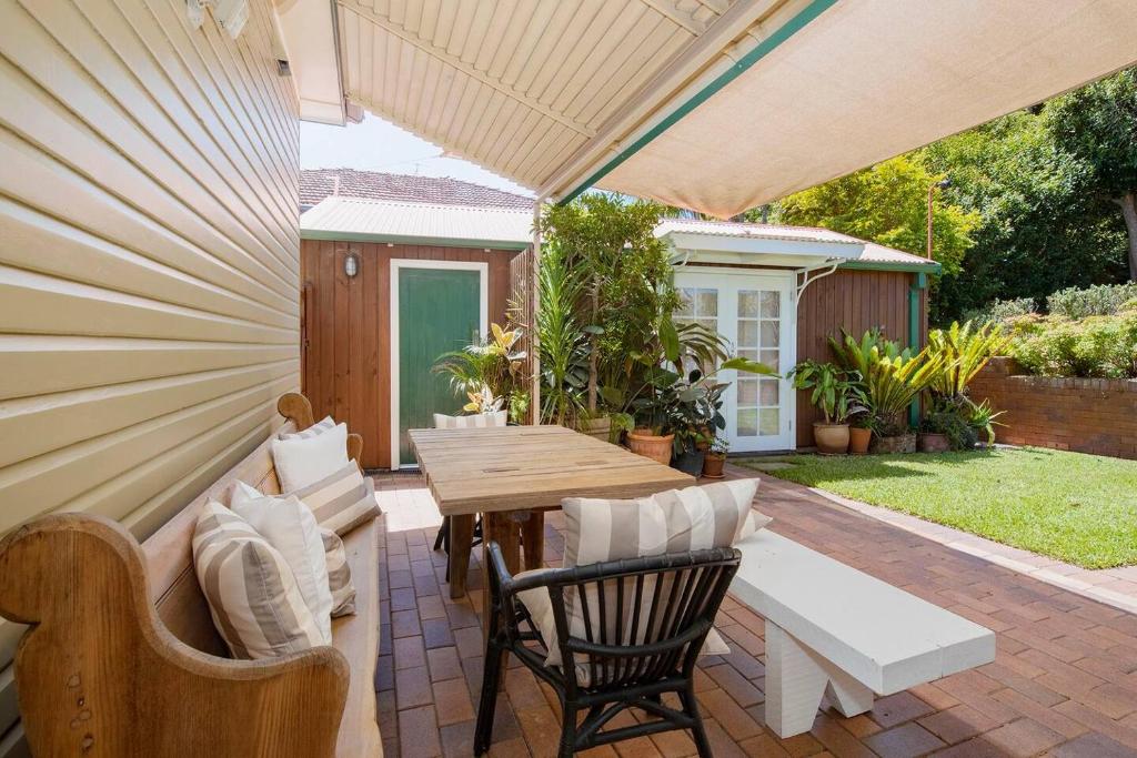 גינה חיצונית ב-'Sunfields' Garden Hideaway between Beaches and CBD