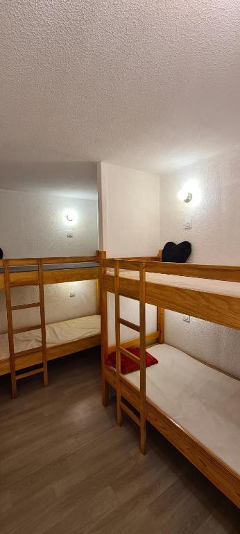 Postel nebo postele na pokoji v ubytování Appartement chaleureux, Gourette Pieds des pistes et GR10
