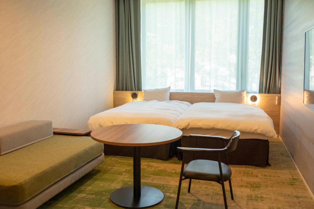 Postel nebo postele na pokoji v ubytování Katsuyama New Hotel