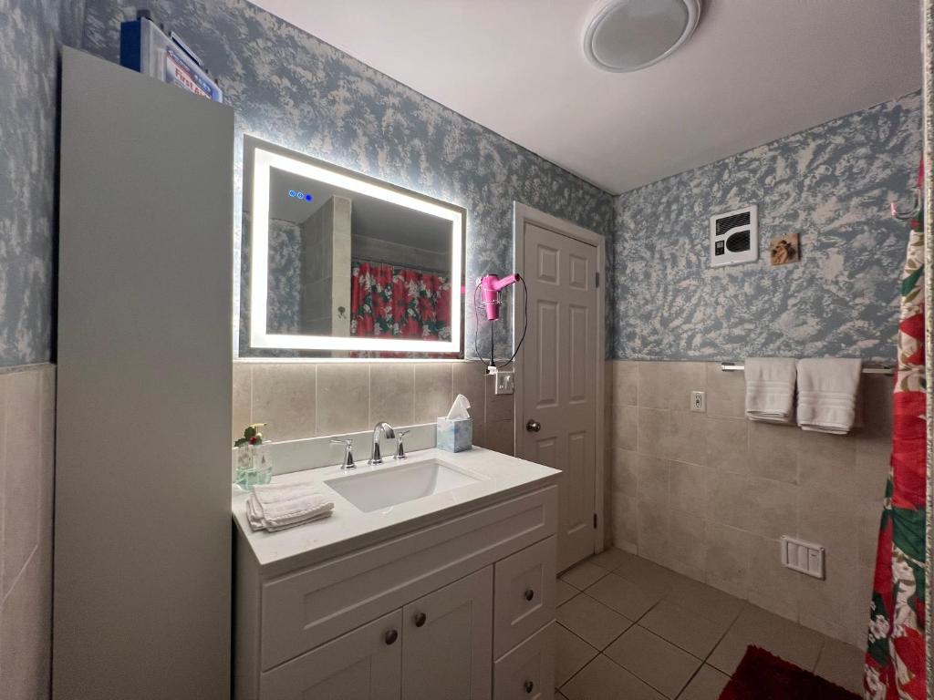 3 bedrooms in 2nd floor Modern Brooklyn home, Close to J train photo