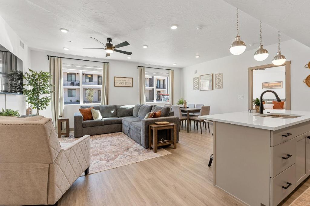 Una cocina y una sala de estar con un sofá y una mesa. en Pinyon Pines #103 condo, en Hurricane